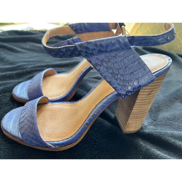 Coach! Gorgeous perwinkle block heel sandals - Picture 3 of 6